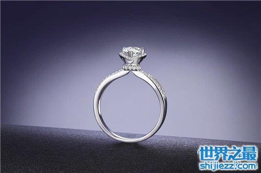 和很多副线卖珠宝的品牌不一样的是,周大福是专门经营珠宝钻石业务的